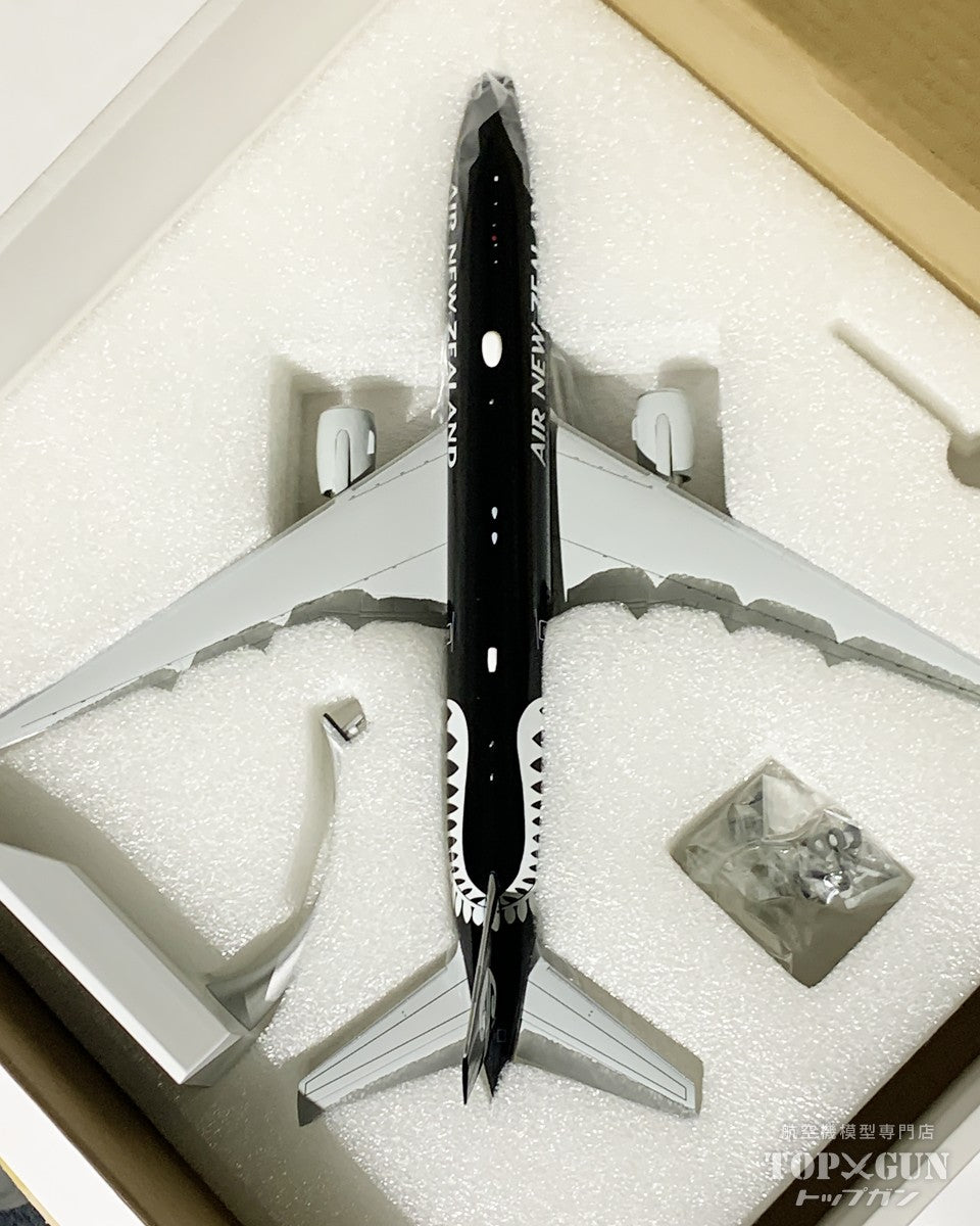 非売品 美品】 Dash8 Q300 航空機模型 ソリッドモデル Amazon.co.jp