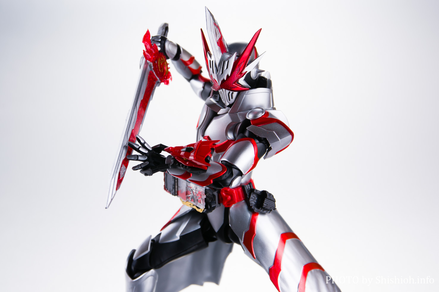 S.H.Figuarts 仮面ライダーセイバー ドラゴニックナイト S.H.Figuarts