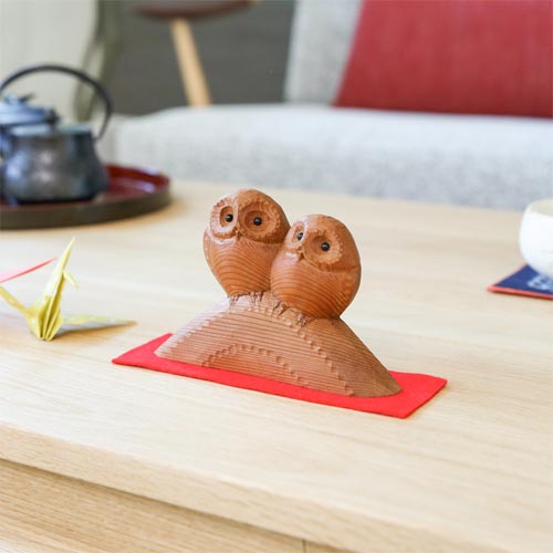 楽天市場】一位一刀彫 鈴木彫刻 ふくろう二羽 なかよし 伝統工芸品