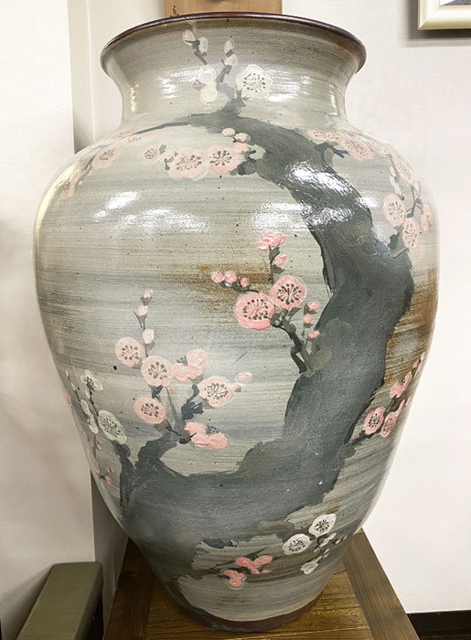 大きい壺 花瓶 焼き物 桜皮細工 の台座付き 大きい壺 花瓶 焼き物 桜皮