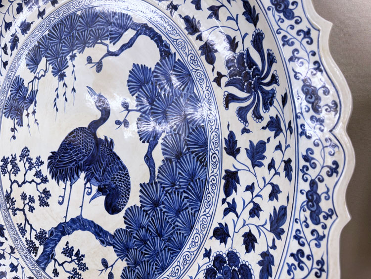 中国 青いドラゴン模様の陶器皿 大皿 中国 青いドラゴン模様の陶器皿