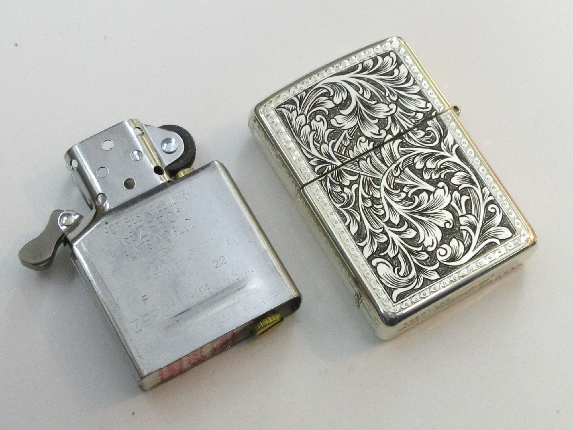 高級銀器のUYEDA扱いのスターリングシルバーの2つ折りの額です。元箱