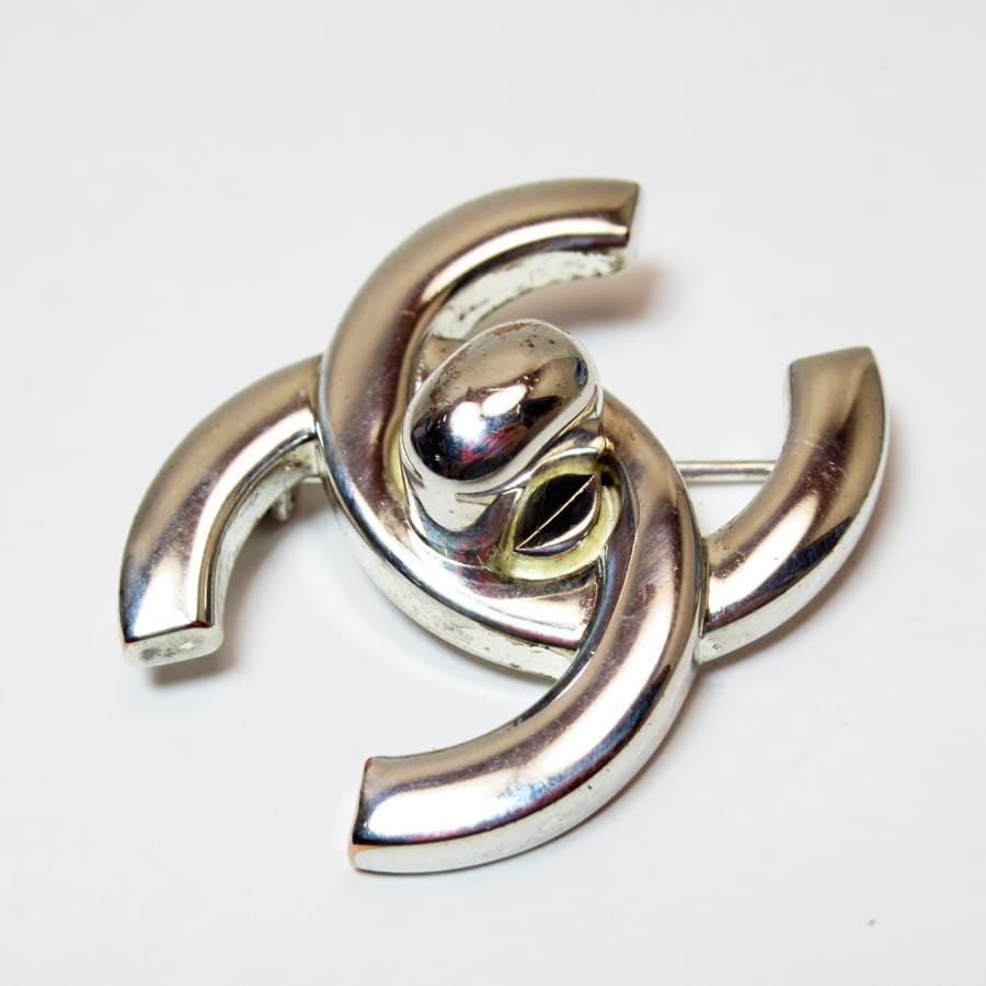 CHANEL シルバーブローチ ターンロックデザイン 割引 CHANEL シルバー