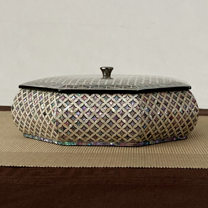 螺鈿細工，八角形 漆器 菓子器 鶴と松のデザイン 螺鈿細工，八角形