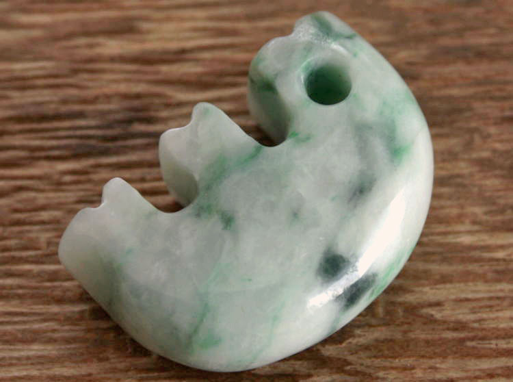 楽天市場】糸魚川翡翠獣形勾玉 M03094豊翠 作36mm*24mm*14mm : 糸魚川