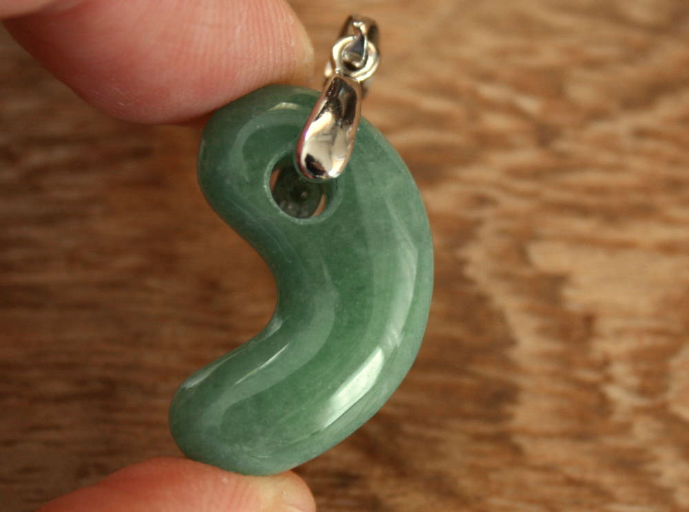 糸魚川産翡翠勾玉 本物 糸魚川産 翡翠 勾玉 1.2kg｜国産鉱物 勾玉 通販