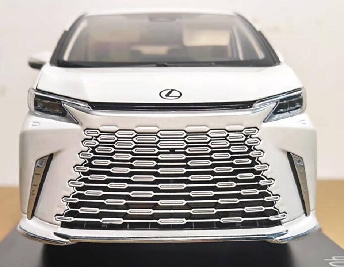 Lexus LM500h ホワイト 1/18スケールモデルミニカー 1:18 ￼ダイ