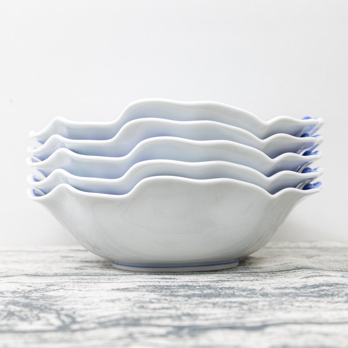 楽天市場】＼ 有田焼 ／ 【 華山窯 】 中鉢 鉢 渕濃のぼり花 葉型鉢 横