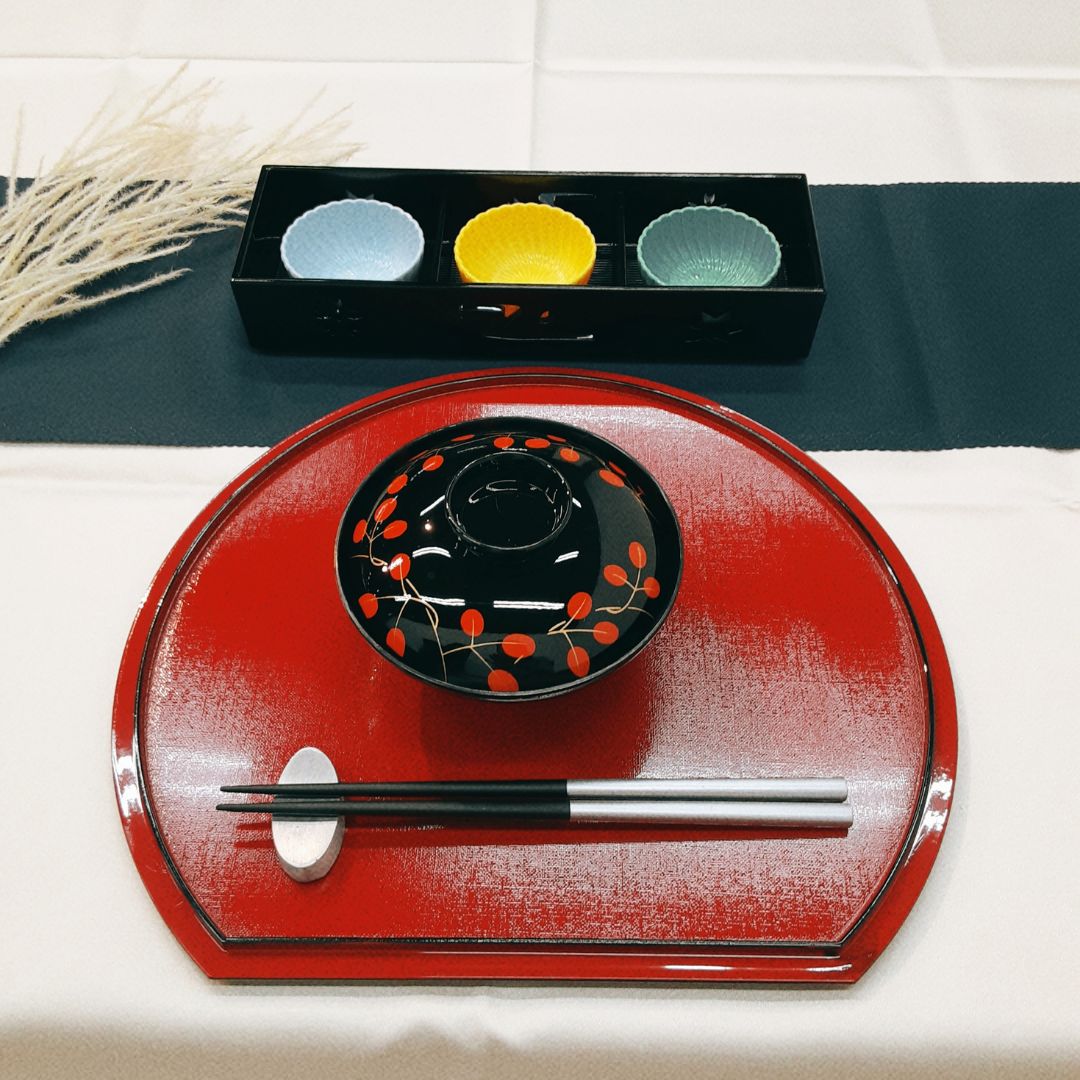 楽天市場】【両面使い】半月両面膳 33cm お膳 お盆 リバーシブル 赤 黒