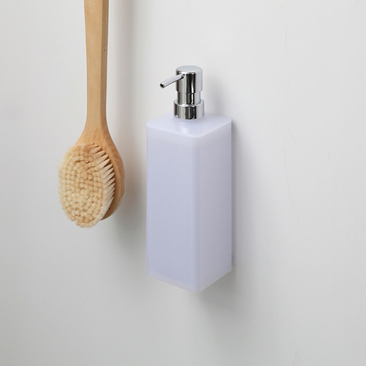 楽天市場】ディスペンサー 壁掛け マグネット 650ml （ シャンプー