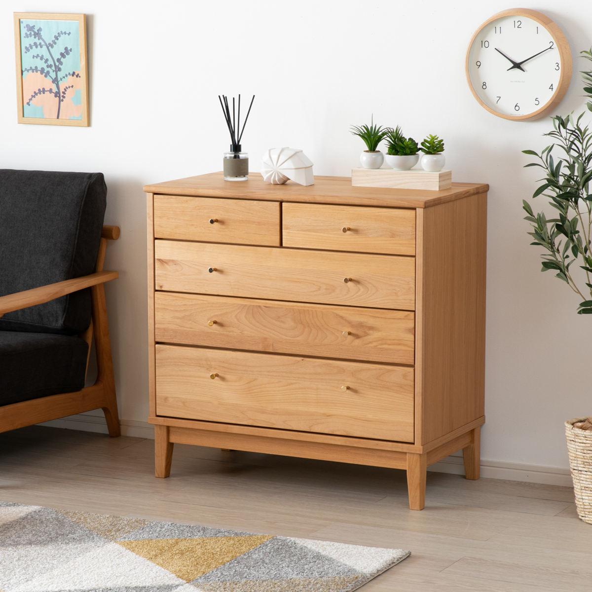 アルダー材の北欧調衣類チェスト