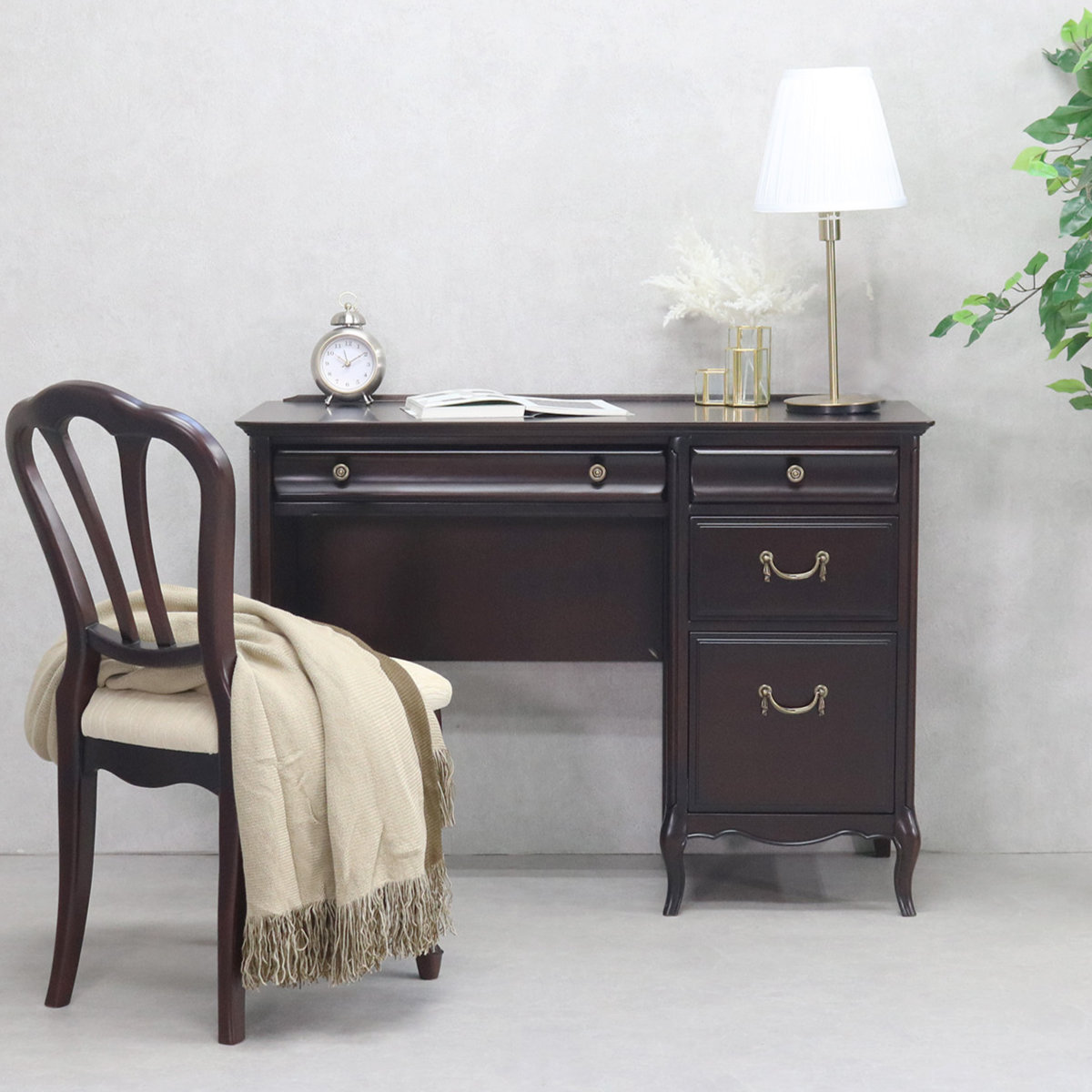 ダークブラウンの木製文机、3つの引き出し付き、曲線的デザイン ダーク