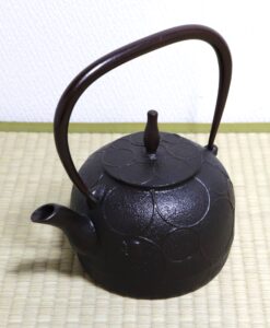 有山金生堂造 丸形 輪花 鉄瓶 在銘 時代物(A924) 有山金生堂造 丸形 輪