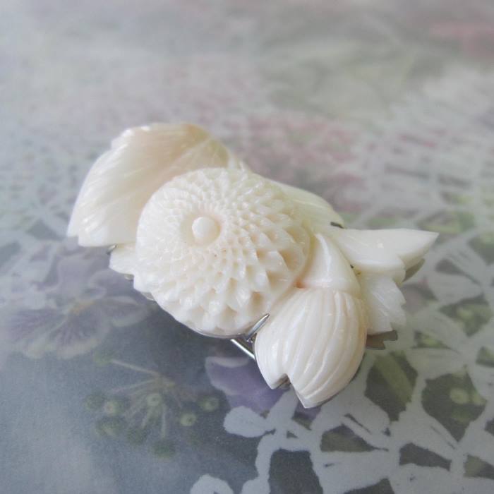 白珊瑚 ブローチ 花と鈴 白珊瑚ブローチ花と鈴