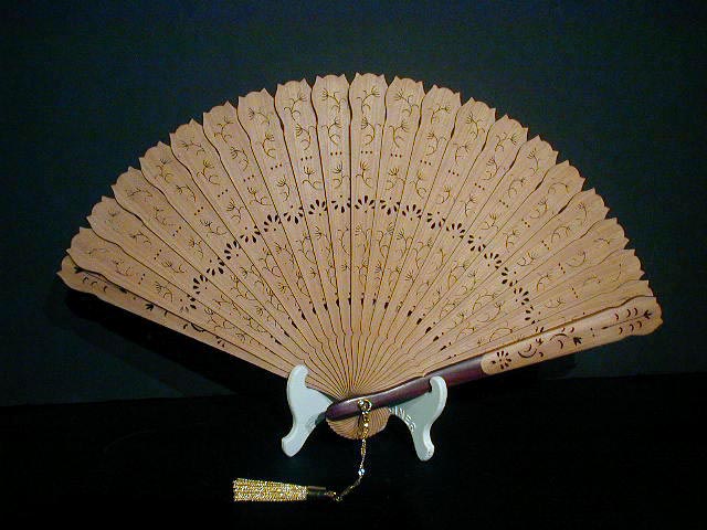 楽天市場】【檜扇・白檀扇】（親骨紫檀付扇子）／チューリップ彫り6.2