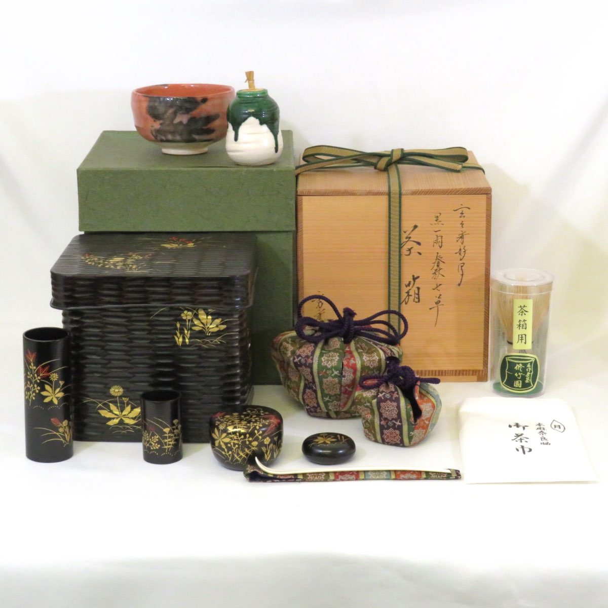 茶道具 唐草蒔絵 唐桑茶箱 黒楽茶碗 棗など 五点まとめて 時代箱