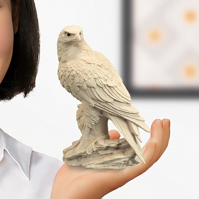 楽天市場】＼特典あり／黄楊一木彫り 勝利の鷹[木彫り 鷹 置物