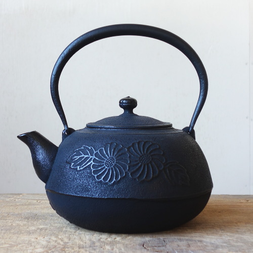 楽天市場】南部鉄器 南部鉄瓶 平丸型 菊花 2.2L : セレクトショップ