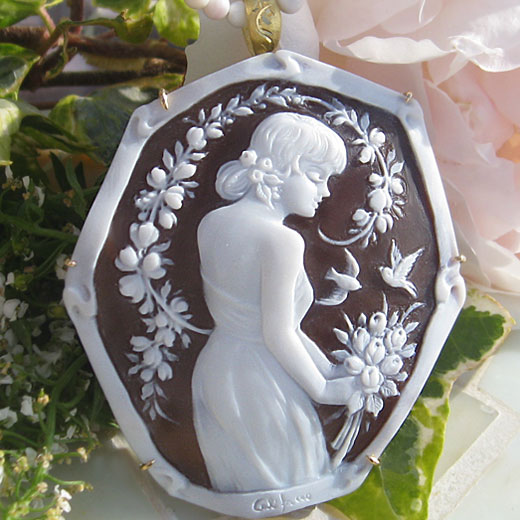 サルバトーレフェラガモ シェルカメオSV925ブローチ／トップ箱付き