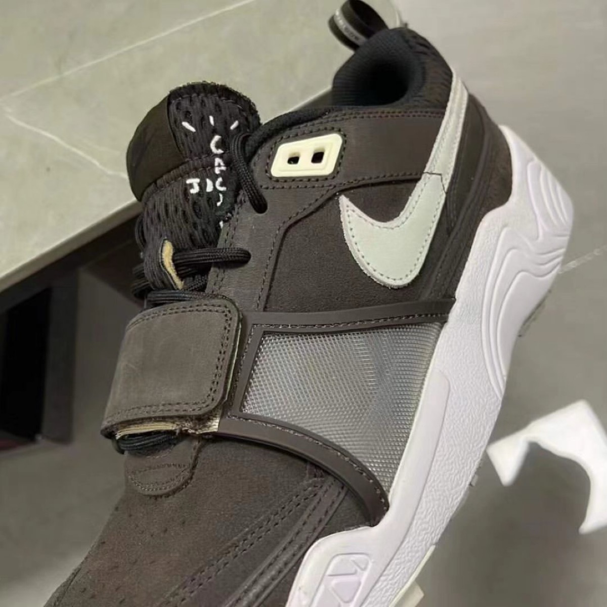 Travis Scott × Nike Zoom Field Jaxx “Baroque Brown”が発売予定 | UP