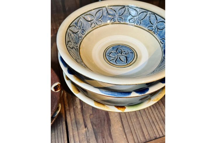 上江洲茂生 作 壺屋焼抱瓶 茂生窯 上江洲茂生（うえずしげお） 抱瓶