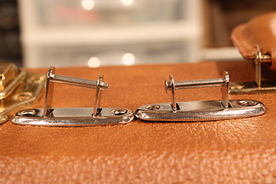 ハンドルをケースに固定する特殊な金具「オフセット・ブラケット