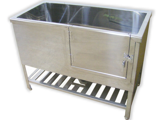 扉付きで出し入れが楽な大型犬用ドッグバス│ウォークインタイプ│の