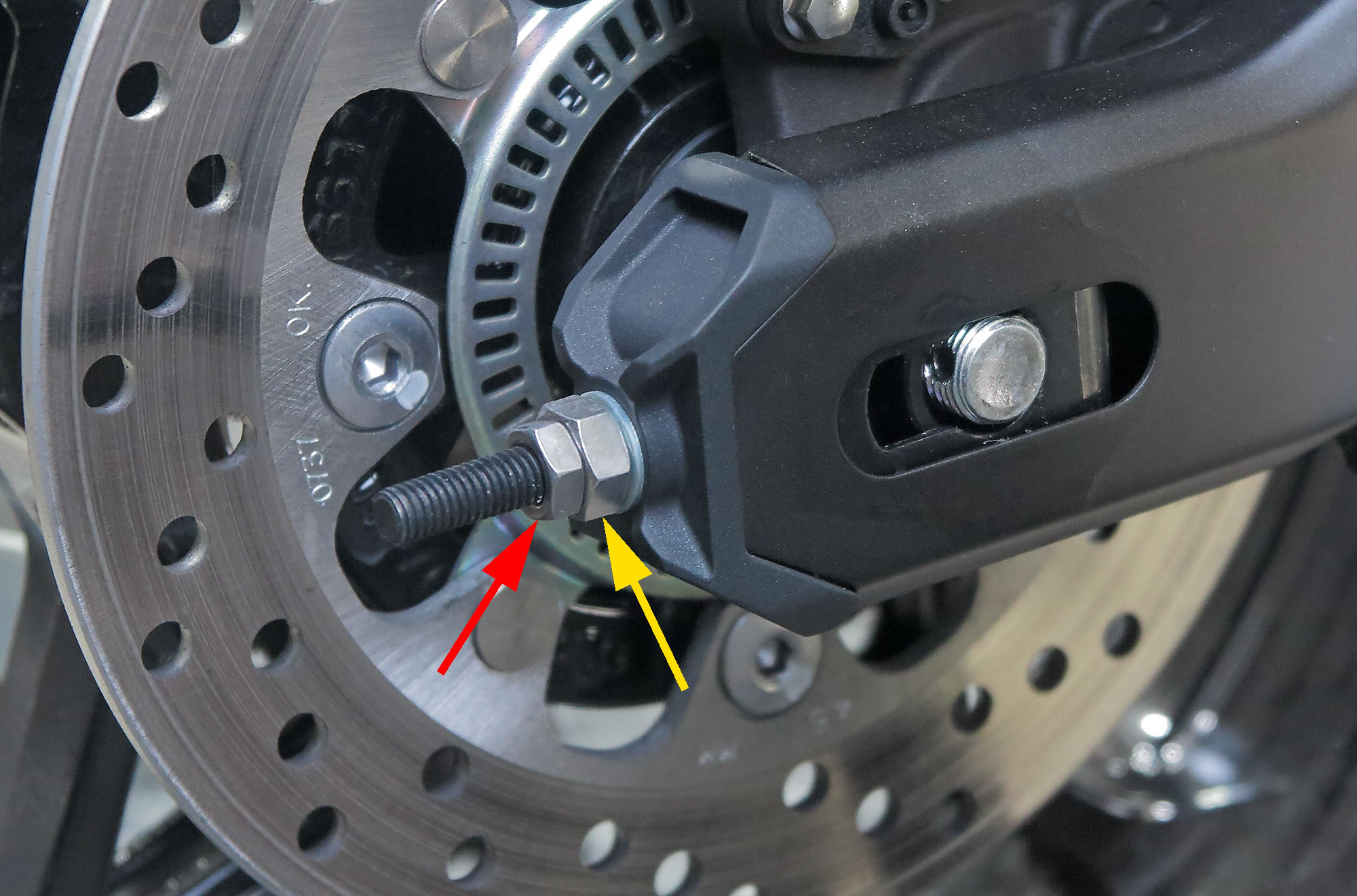 ZX-25R ドライブチェーンの張り調整