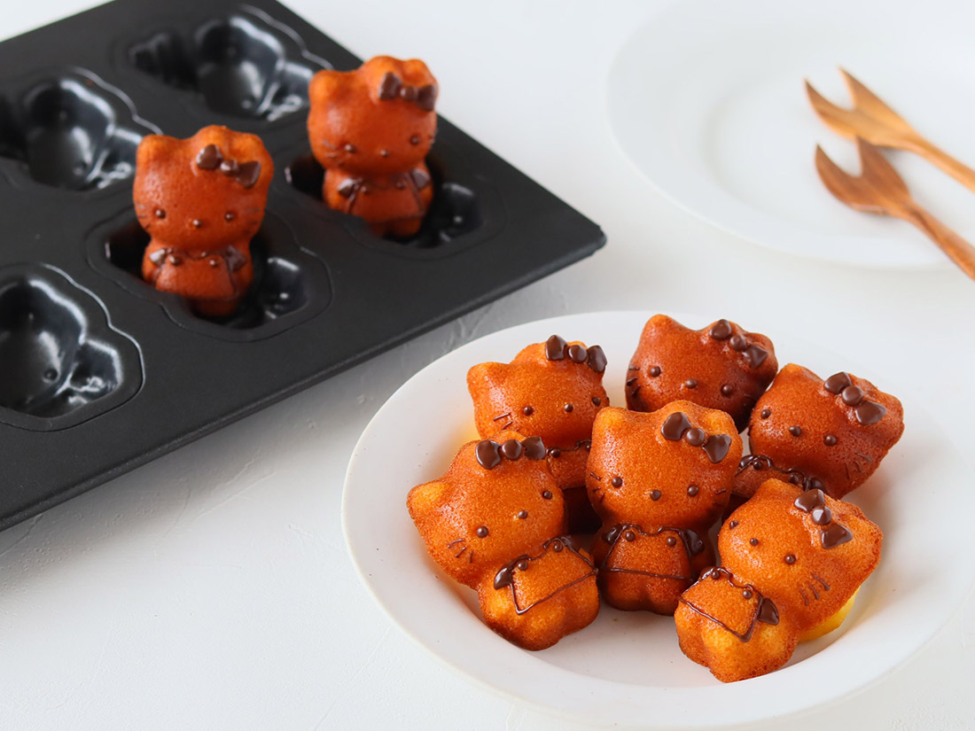 松永製作所 メタリックテフロン付きハローキティ天板8P | マドレーヌ