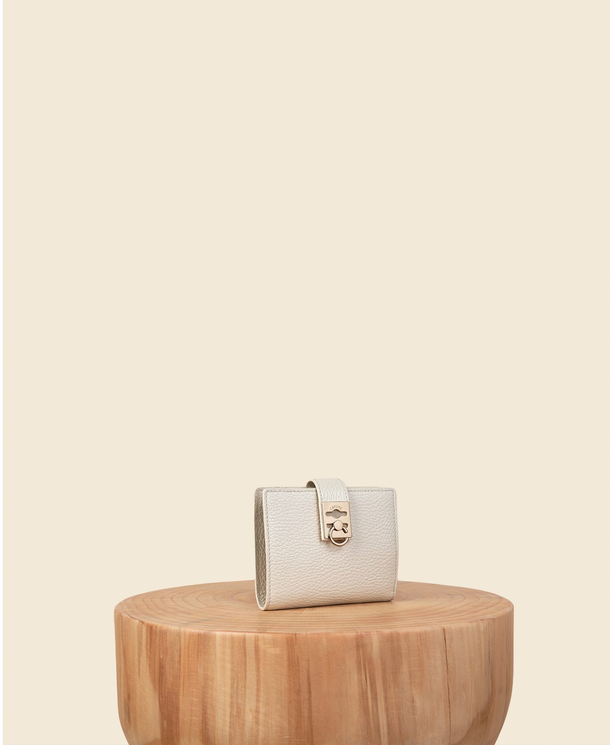 CAFUNÉ ベージュ 二つ折り財布 スタンスフラップウォレット 収納力◎関