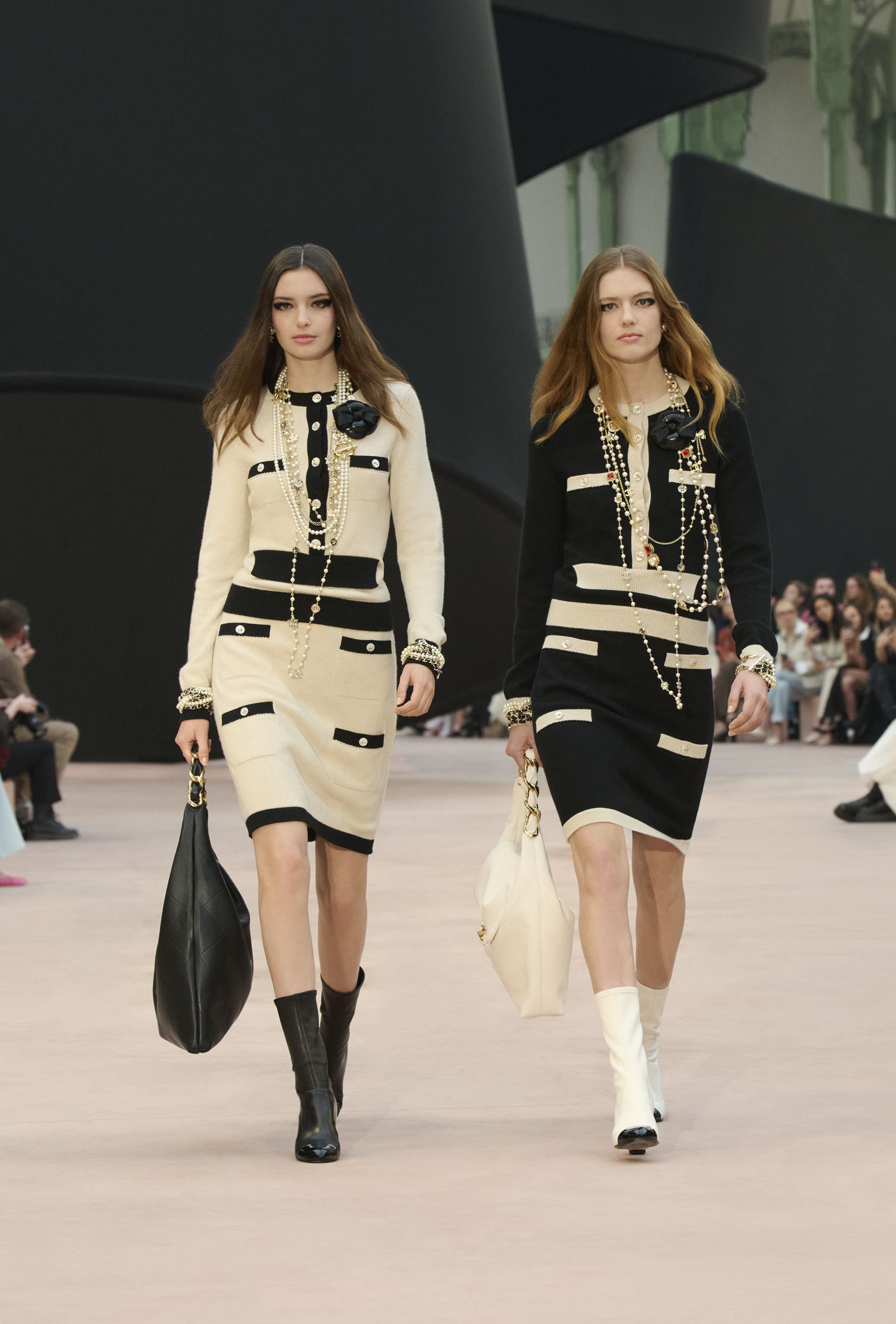 カメリア モチーフ ブローチ - ラムスキン & シルク サテン、ブラック