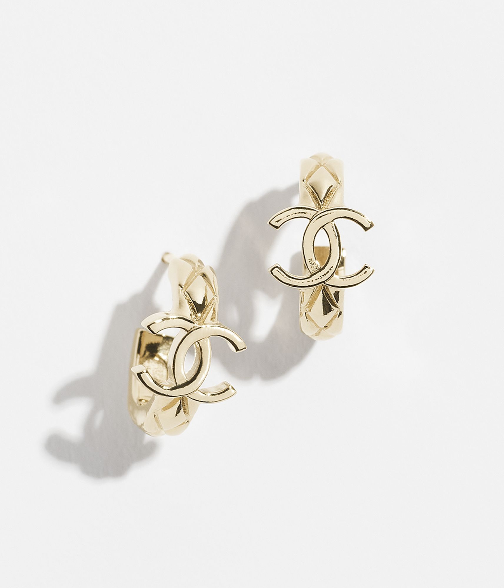 フープ ピアス - メタル、ゴールド — ファッション | CHANEL シャネル