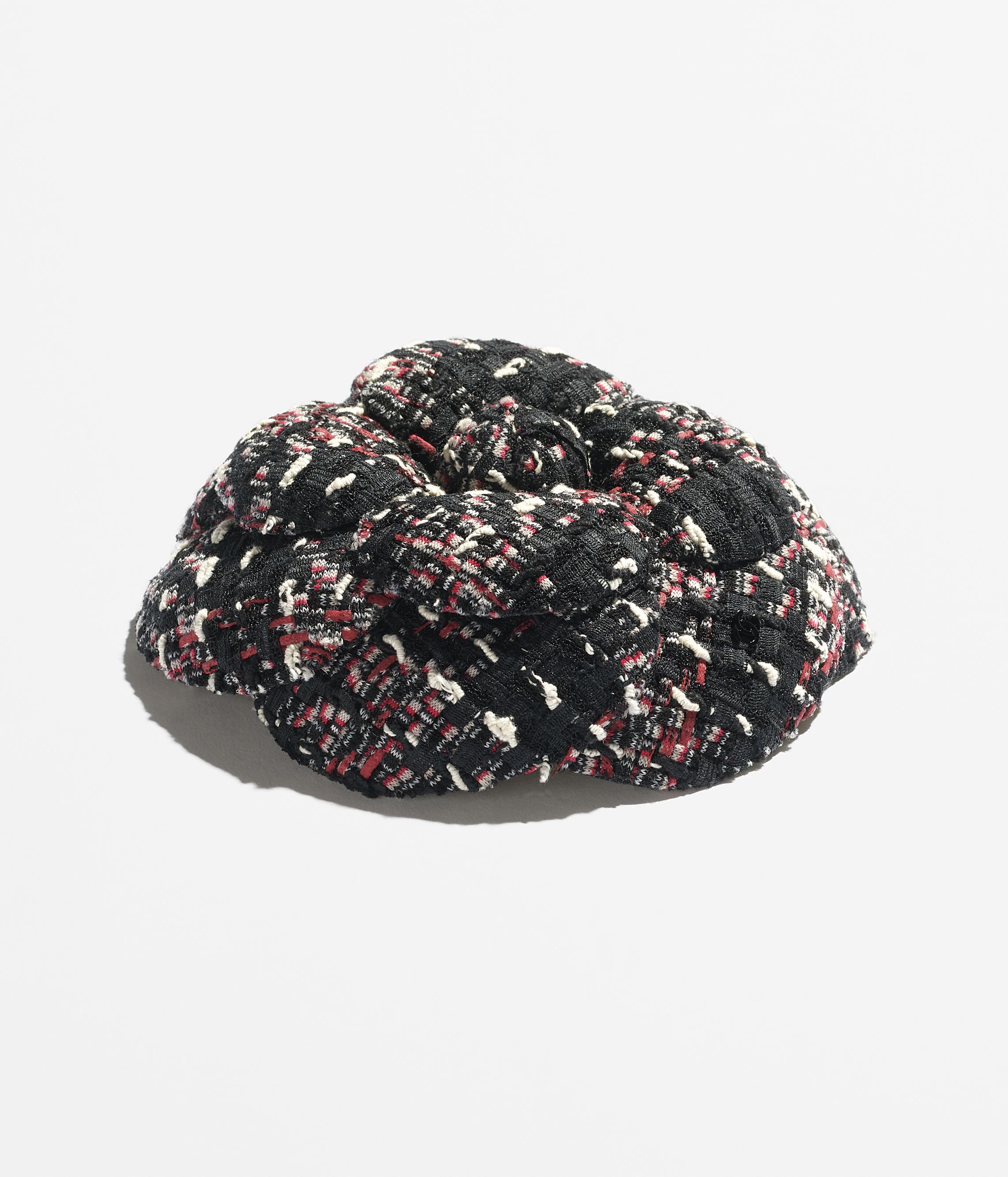 カメリア モチーフ ブローチ - コットン & ウール ツイード、ブラック