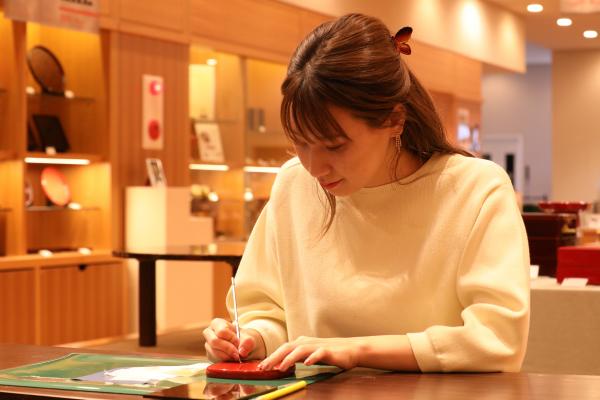 川連漆器の沈金・蒔絵体験 - 湯沢市ホームページ