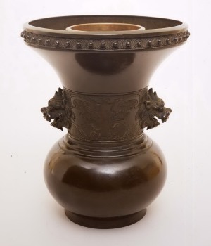 銅製獅子耳花入 - 弘前市