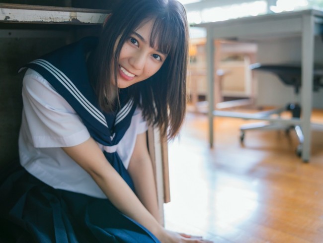 日向坂46・小坂菜緒、1st写真集発売 18歳の“キラめく少女感”と“オトナ