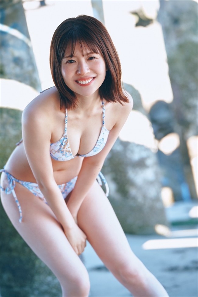 日向坂46・松田好花、癒しの笑顔×大人っぽ水着ショット解禁 ビーチで