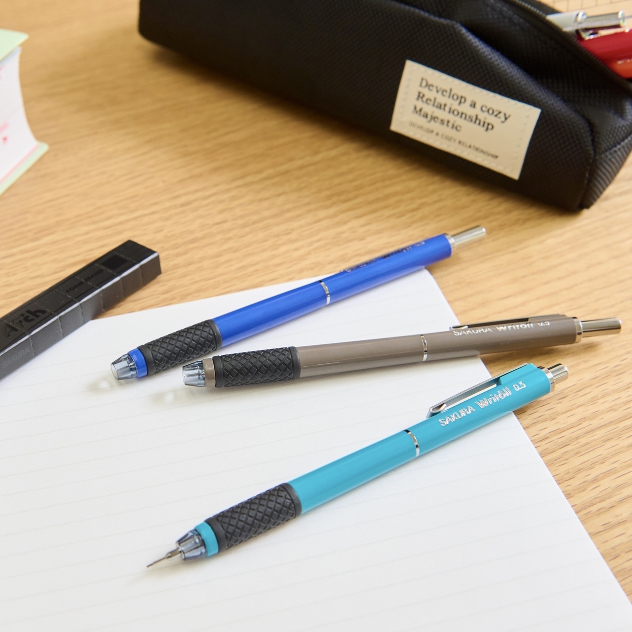 ノックでペン先を収納できるシャープペンシル「Writoll」から限定