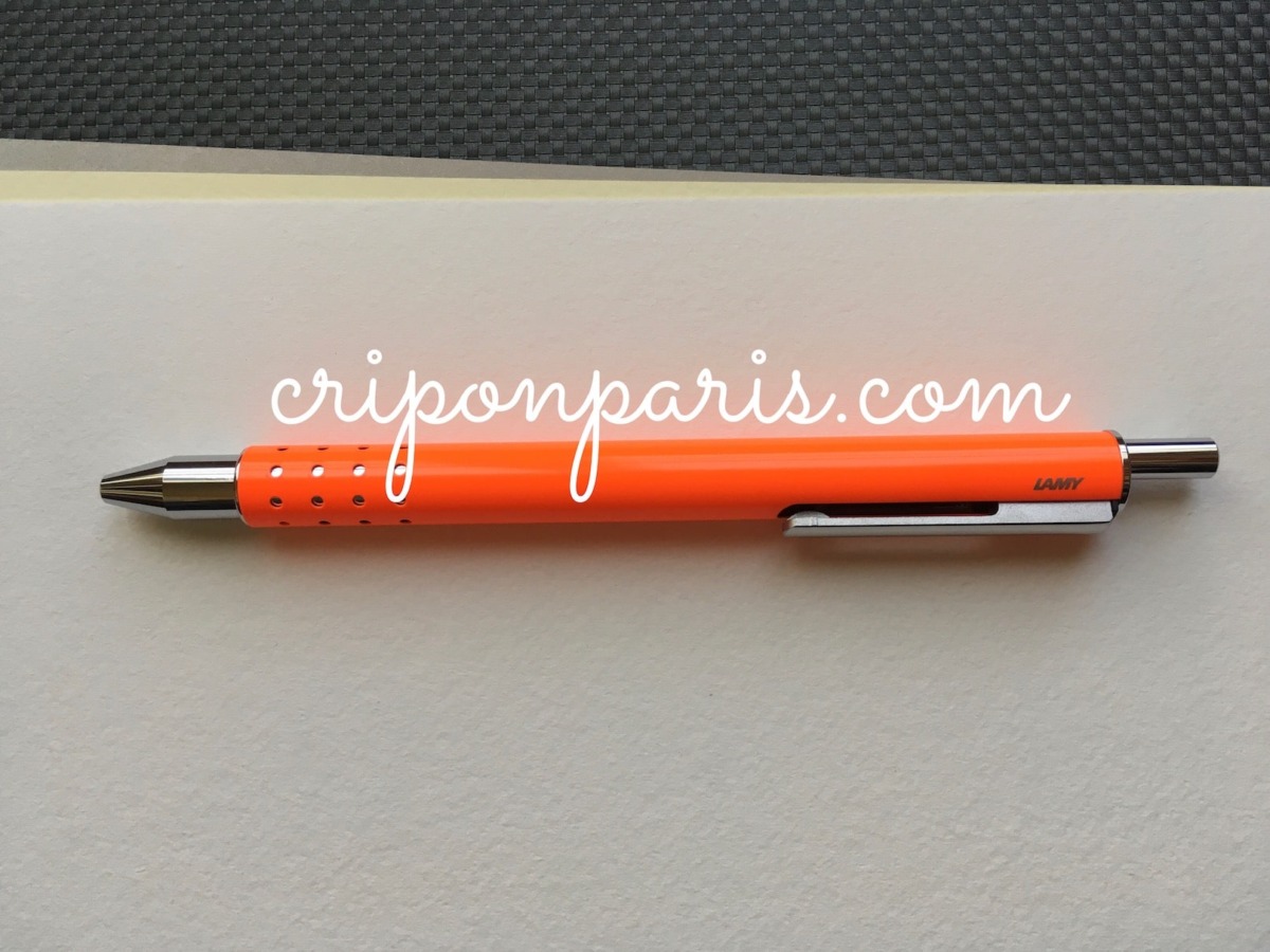 雰囲気変わった!?「ラミー スイフト」ネオンオレンジ色で圧倒的な存在