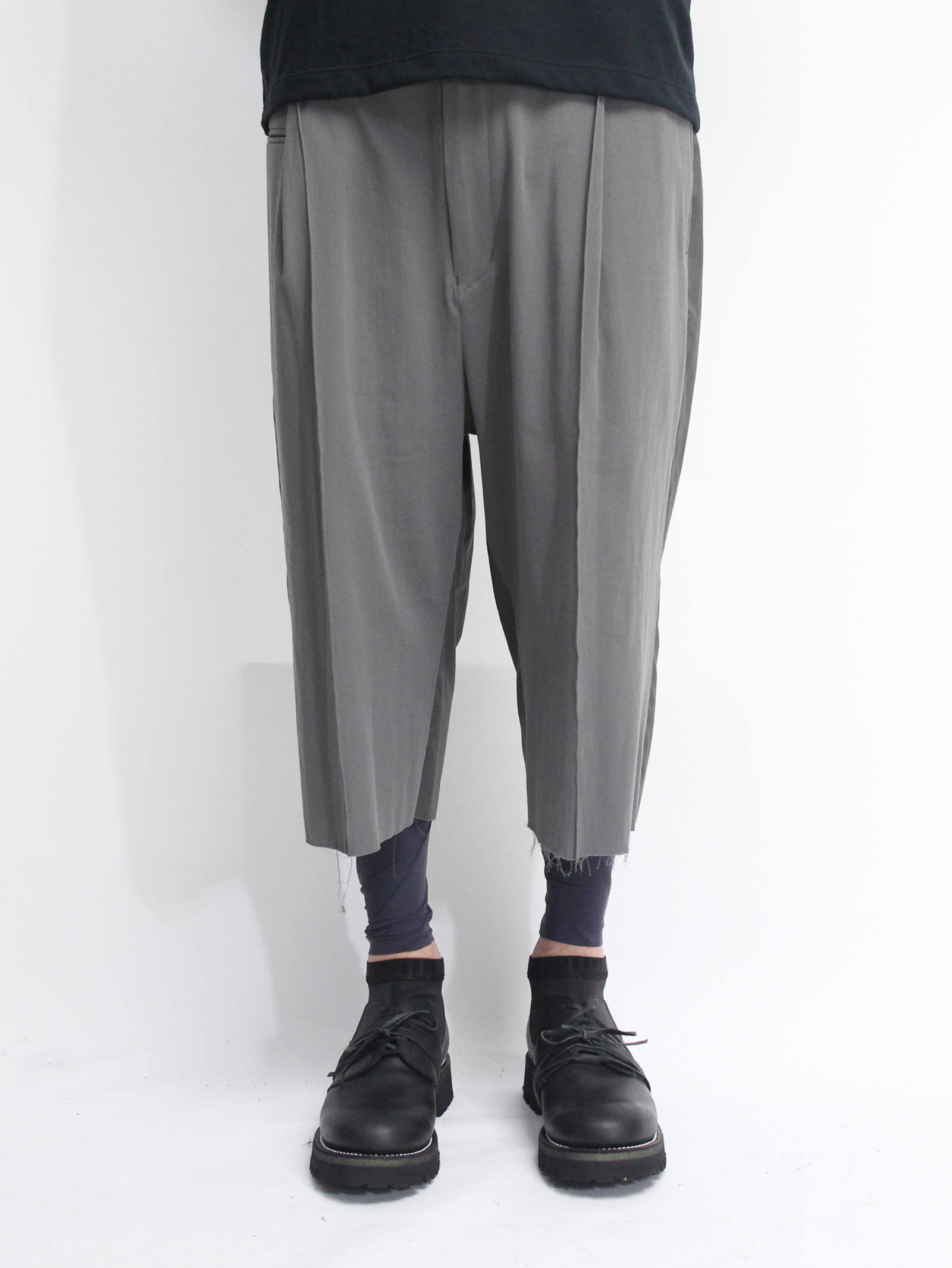 The Viridi-anne - 強撚二重織クロップドパンツ - GREY | ADDICT WEB SHOP