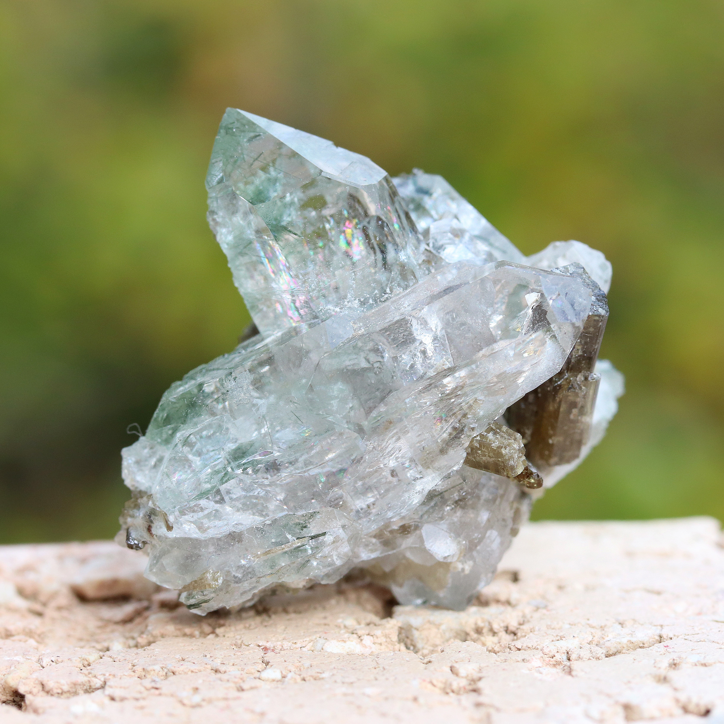 緑色の半透明な石 緑色の宝石：31個の緑色の宝石と