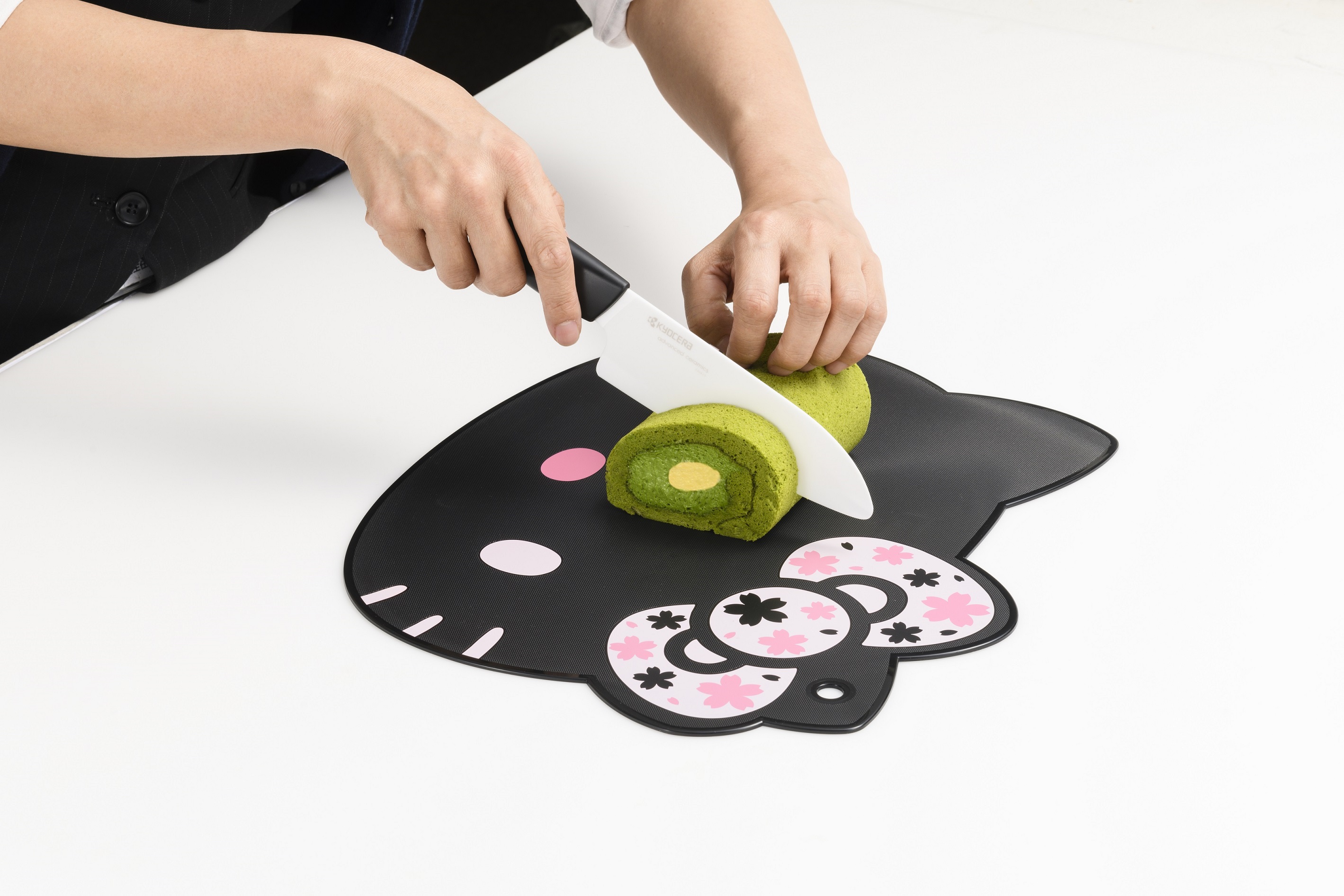 日本らしいサクラ柄のリボンを採用 ハローキティまな板に新デザイン