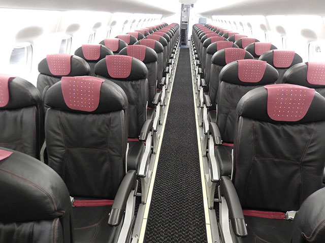 ジェイエアのE170、黒い本革シート 機内Wi-Fi導入