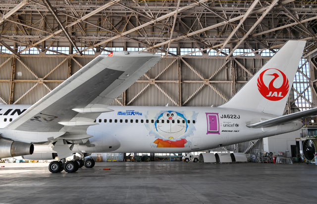 JAL、ドラえもんジェット羽田到着 福岡行きが初便