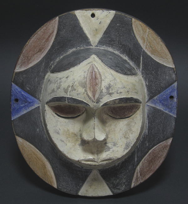 円盤型のマスク<アフリカの仮面(木彫り)：アフリカ雑貨アザライ