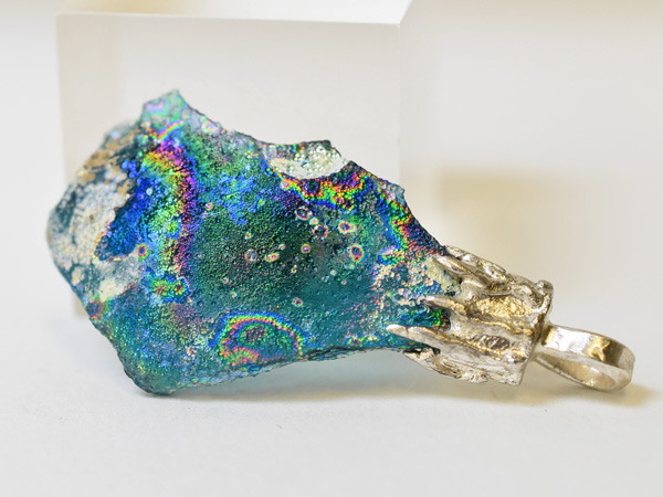 2307】古代ローマングラス虹色銀化残欠片シルバー装飾丸環付ペンダント