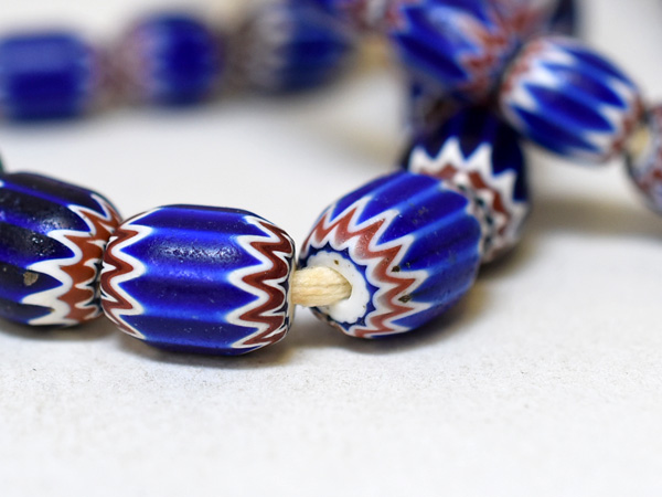 2406】ANTIQUEヴェネチア6層シェブロン小粒ビーズ一連5,とんぼ玉