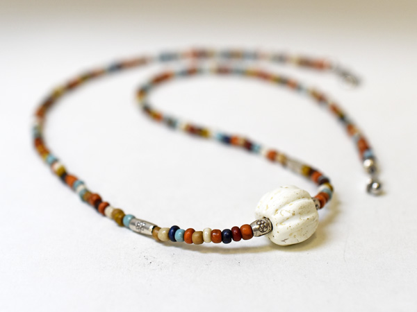 2410】アンティーク風ミックスガラスビーズのショートネックレス