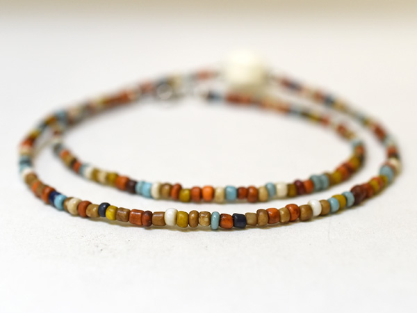 2410】アンティーク風ミックスガラスビーズのショートネックレス