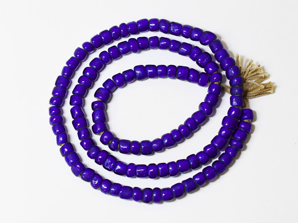 2507】ANTIQUEホワイトハーツ極濃青筒型大粒ビーズ一連(Φ7.5mm